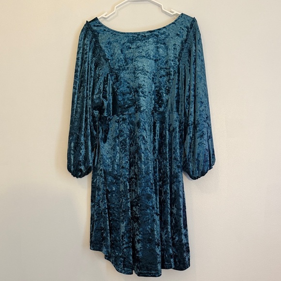 Elegant Teal Velvet Dress - Picture 5 of 5